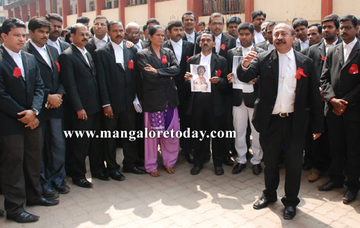 Lawyers stage protest against Allahabad police firing that killed advocate 1
